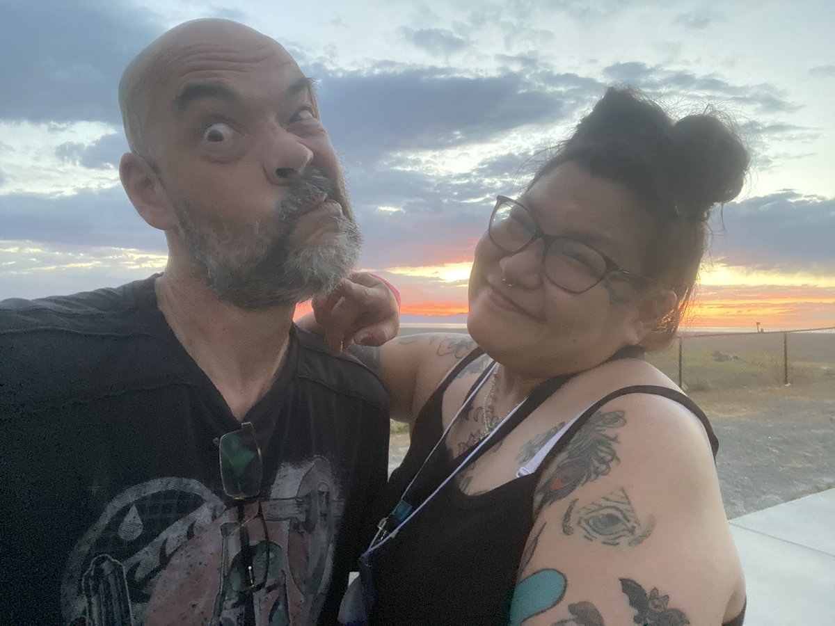 mauneedee's tweet photo. @LizSuprise @AaronGoodwin @jaywasley Our sunset pic https://t.co/ZhYD0b31yW