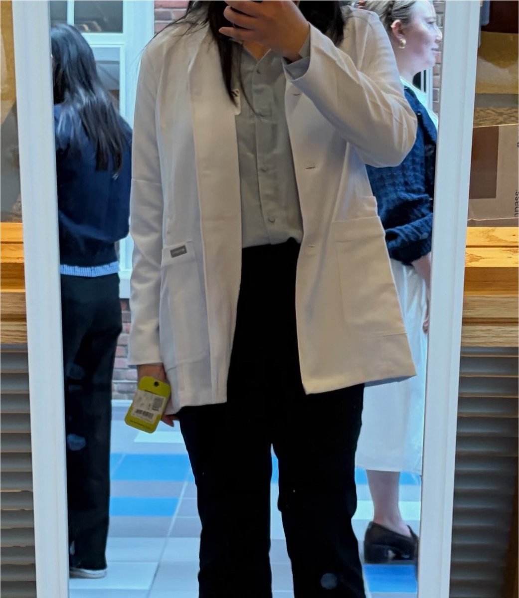 utahzen's tweet photo. every time I see myself in my white coat, I wanna cry because like wow this thing I spent 5 years working for is actually happening https://t.co/NJP1Gw7Rrm