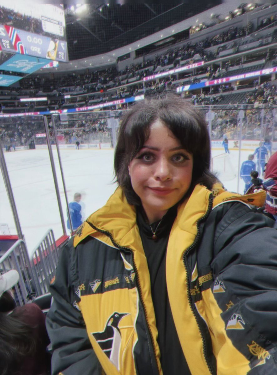 esoteric_gf's tweet photo. at malkin’s return game where we beat the avs 7-2 https://t.co/PL4smLlfGn