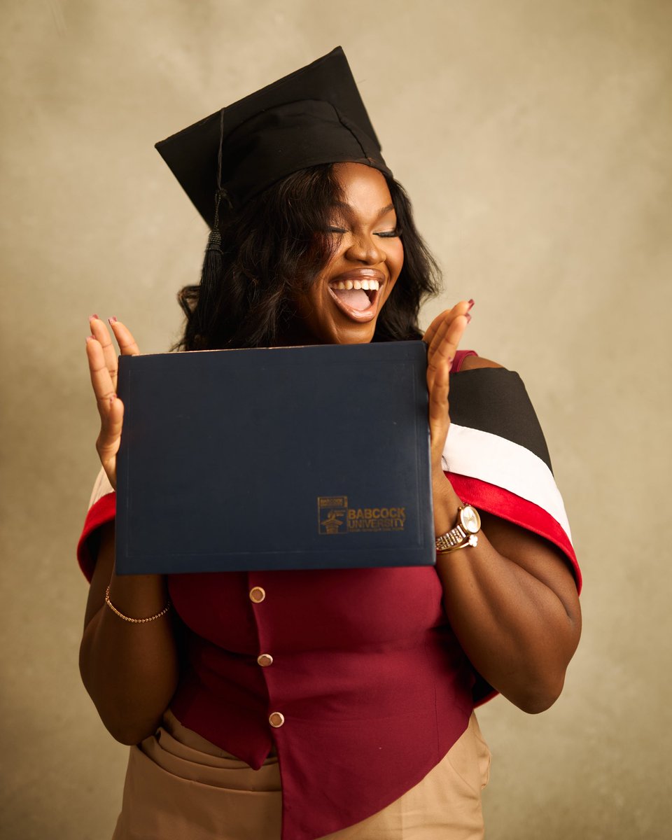 riabigbaby's tweet photo. Beauty with brains 
A Degree holder⭐️
B.Agric econs 

CGPA- 4.20🎓 https://t.co/IRql15j7ay