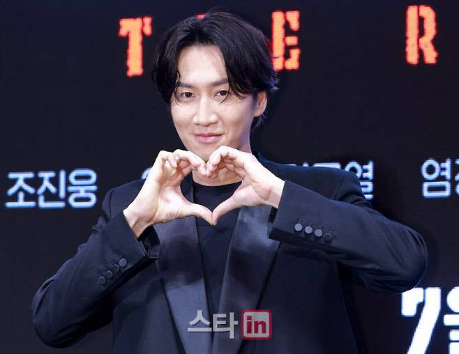 gyjpilipinas's tweet photo. Actor Lee Kwang Soo has officially joined the cast of the upcoming film Nambol, he will play Hwa Bong, an explosives expert in the expedition who specializes in handling gunpowder-based weapons.
He joins: 
Lee Byung Hun
Go Youn Jung
Lee Do Hyun
Park Hae Joon
Cho Seung Youn https://t.co/GssF08uXtU