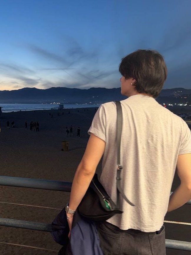 antoncores's tweet photo. can a guy who’s starting from scratch find a long term long distance low commitment casual english speaking people to casually hang out with or am i just destined to be an awkward squidward watching everyone else have fun through the window? https://t.co/1RZ4cI8eh8