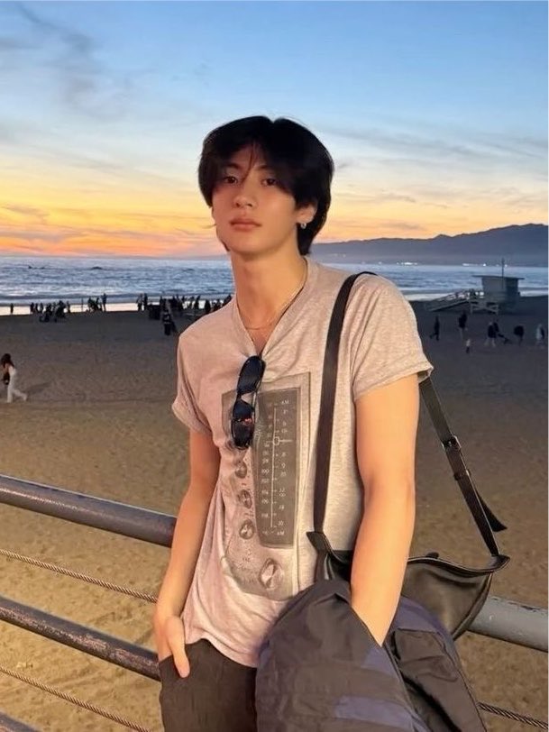 antoncores's tweet photo. can a guy who’s starting from scratch find a long term long distance low commitment casual english speaking people to casually hang out with or am i just destined to be an awkward squidward watching everyone else have fun through the window? https://t.co/1RZ4cI8eh8