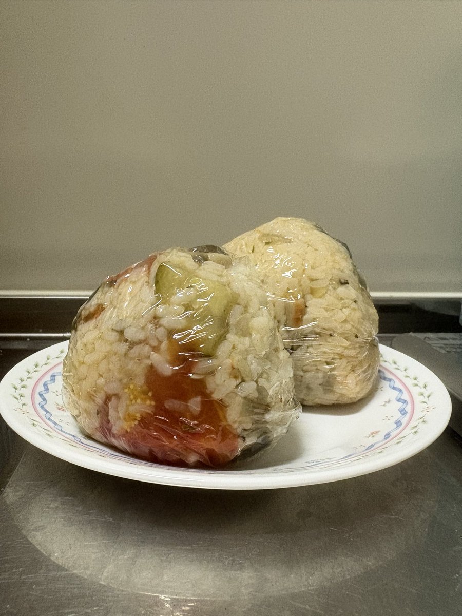 chocorace's tweet photo. 今日のおにぎり
夏野菜ごった煮 https://t.co/3tUuZf89Fg
