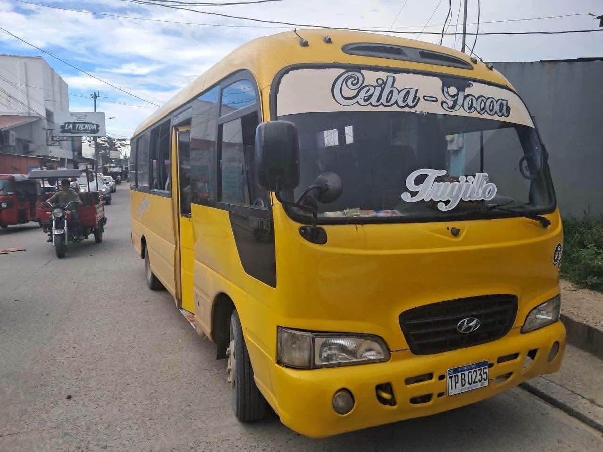 CesiaMejiaHN's tweet photo. ➪🚨🔫🚐 ¡La violencia no para! Un atentado criminal contra un bus interurbano de la empresa Barralaga que cubre la ruta Ceiba-Tocoa-Trujillo deja como saldo dos personas muertas y varias personas heridas que están siendo atendidas en la clínica parroquial Virgen de Remedios en Sonaguera, Colón. Las víctimas mortales preliminarmente han sido identificadas con el nombre de Leda Hernández y Geovanny. 

 #lifestyle #cmnews #noticias #honduras