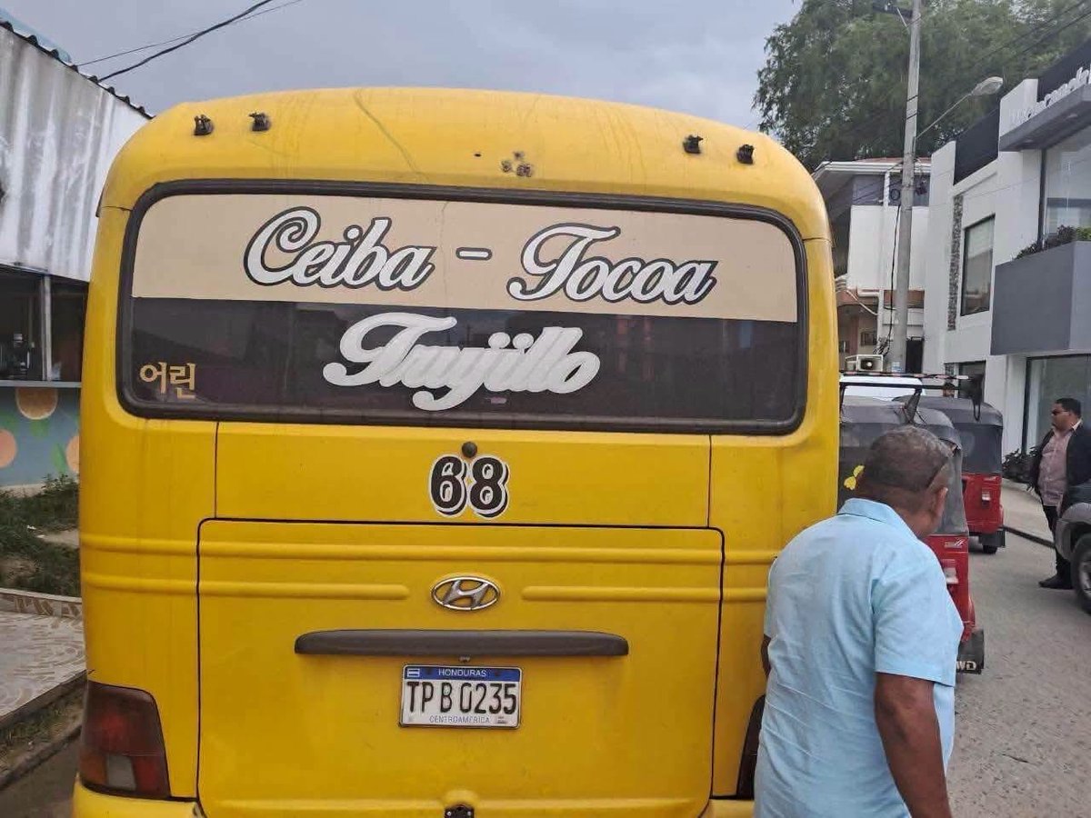 CesiaMejiaHN's tweet photo. ➪🚨🔫🚐 ¡La violencia no para! Un atentado criminal contra un bus interurbano de la empresa Barralaga que cubre la ruta Ceiba-Tocoa-Trujillo deja como saldo dos personas muertas y varias personas heridas que están siendo atendidas en la clínica parroquial Virgen de Remedios en Sonaguera, Colón. Las víctimas mortales preliminarmente han sido identificadas con el nombre de Leda Hernández y Geovanny. 

 #lifestyle #cmnews #noticias #honduras