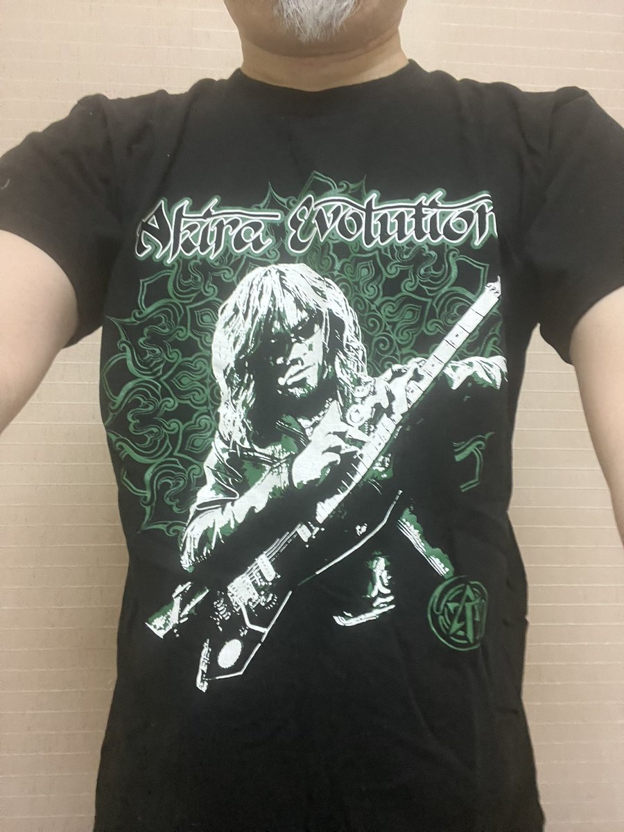 A_T_M_K_unaju's tweet photo. #今日の出勤時のバンドTシャツ
今日のバンドTシャツは、“神”高崎晃さんのAkira-EvolutionのTシャツ🔥
前面に“神”高崎晃さんがプリントしてるだけで、身が引き締まる思いです✨✨✨
#高崎晃
#AkiraEvolution https://t.co/wI5EO84oBd