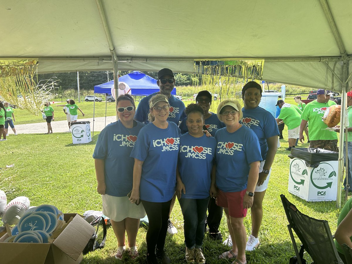 KJordanJMCSS's tweet photo. Just a few of the many reasons I choose JMCSS again and again and again. Year 38 is off to great start. 
@suptking  @JMCSchools https://t.co/uoCP43qo9f