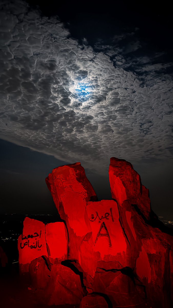i79ii's tweet photo. وقف فينا الزمن فـ اخر رساله واخر استرسال
ولا عاد التقينا .. بعد ما هلت مدامعنا

تفارقنا .. ولكن ما تفارقنا فراق اهمال
الاقدار ابعدتنا والفرص عيت تجمّعنا .

- عبدالمجيد الطريس https://t.co/qOMIAtD6J5