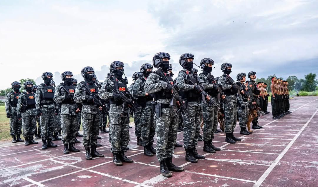 NguyenBinh98509's tweet photo. MPS Special Police with STV-380. https://t.co/2hCikk6WSV