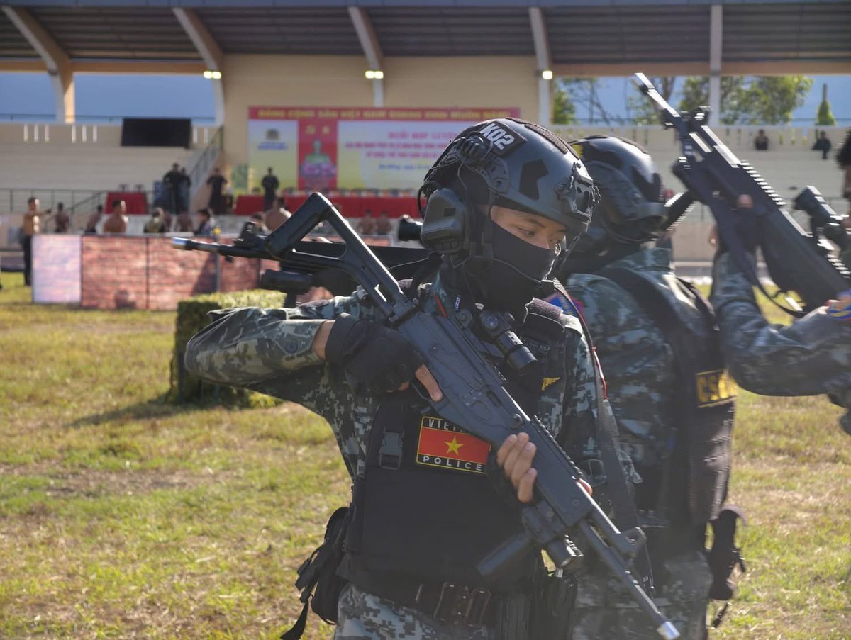 NguyenBinh98509's tweet photo. MPS Special Police with STV-380. https://t.co/2hCikk6WSV
