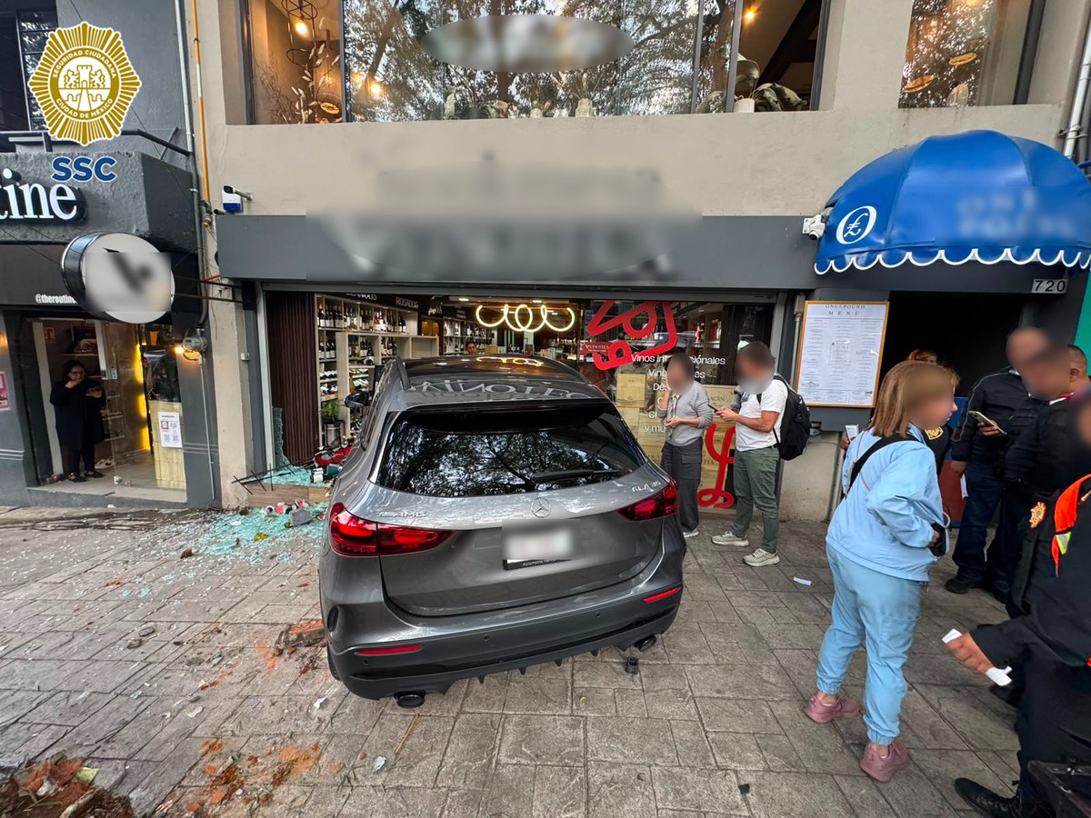 SSC_CDMX's tweet photo. #TarjetaInformativa | Efectivos de la #SSC, tras recibir un reporte, a través de la frecuencia de radio, de un percance vial, acudieron a la esquina en la calle Monte Everest y Monte Athos, en la colonia #LomasDeChapultepec, de la alcaldía @AlcaldiaMHmx. 

En el lugar, observaron una camioneta impactada contra un local comercial dedicado a la venta de vinos, la cual era tripulada por una mujer de 72 años de edad quien refirió que, al tratar de estacionarse en uno de los cajones destinados en la acera, perdió el control y chocó.

Asimismo, en el lugar se encontraba una mujer que resultó lesionada, por lo que los oficiales solicitaron los servicios de emergencia y, paramédicos de #ProtecciónCivil que acudieron al punto la diagnosticaron con crisis nerviosa y con golpes contusos sin requerir traslado a un hospital. https://t.co/mcX3Z6eTg2