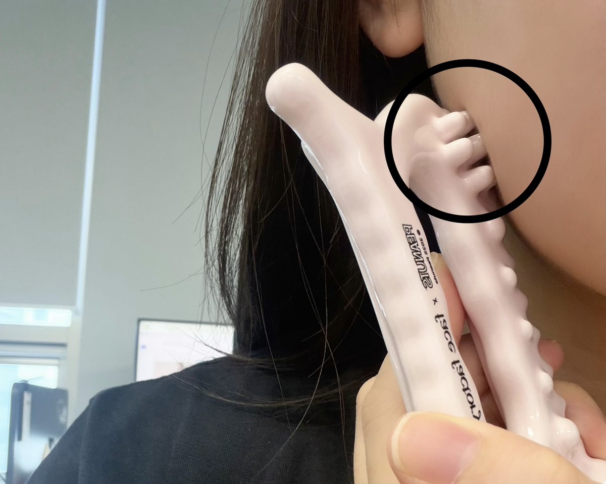 facefactory_kr's tweet photo. 괄사 이벤트 열어달라구요?
그래서 가져왔듭니다•••

스누피 디톡괄사 핑크ver♥️
EVENT

이 괄사는 돌기들이 진심 킥. 이거등요.
지기인 저는 이 일곱개의 사악한 돌기를 가장 좋아한답니다.
쇄골, 광대, 턱? 다 조지기 가능🔨🛠️

마사지 부위가 세분하게 나눠져 있어서 진짜
차원이 남달라임 https://t.co/gvwkYzPrWx
