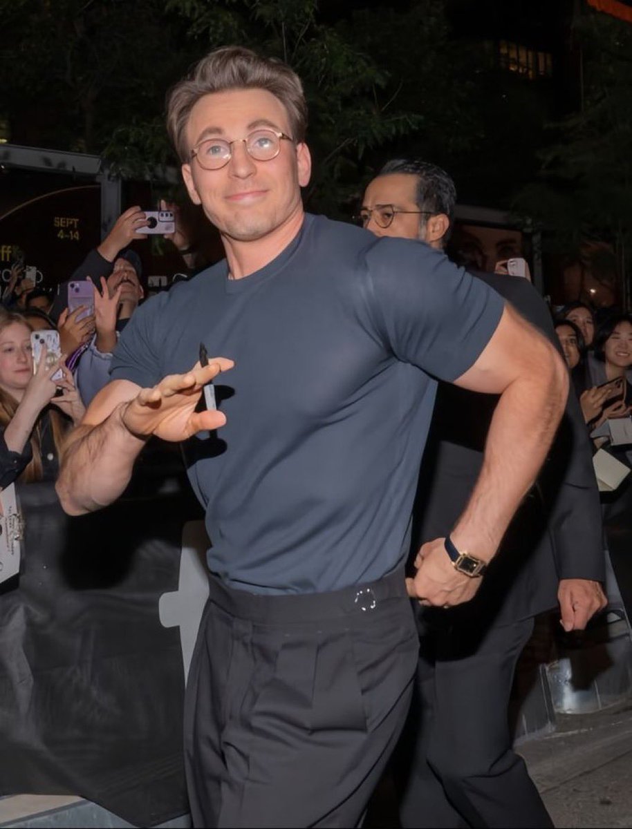 themenHQ's tweet photo. the fact this man got sexier over the years is insane https://t.co/guqq05YdyZ