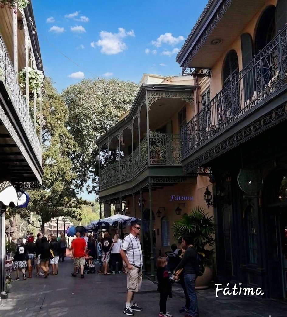 fatima_opart's tweet photo. Preservar las casas que relatan una #historia debería ser una costumbre, la zona de Fronteirland, en el parque #Disney, que tiene en sus fachadas unas hermosas y muy elaboradas rejas de metal, observadas en muchos predios de #Barranco y #Miraflores.

https://t.co/mBH8ny26TS https://t.co/UNja55g5RT