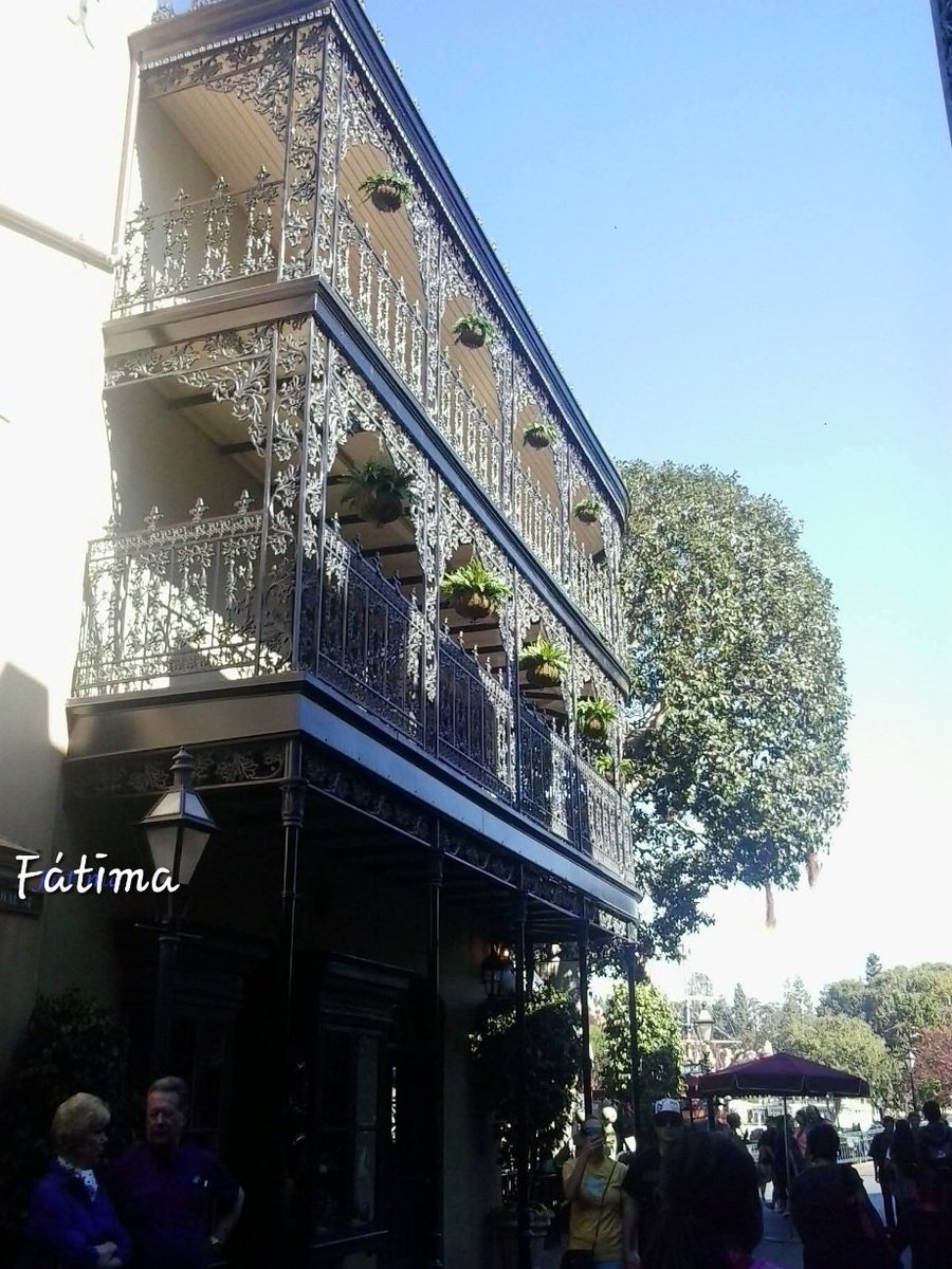 fatima_opart's tweet photo. Preservar las casas que relatan una #historia debería ser una costumbre, la zona de Fronteirland, en el parque #Disney, que tiene en sus fachadas unas hermosas y muy elaboradas rejas de metal, observadas en muchos predios de #Barranco y #Miraflores.

https://t.co/mBH8ny26TS https://t.co/UNja55g5RT