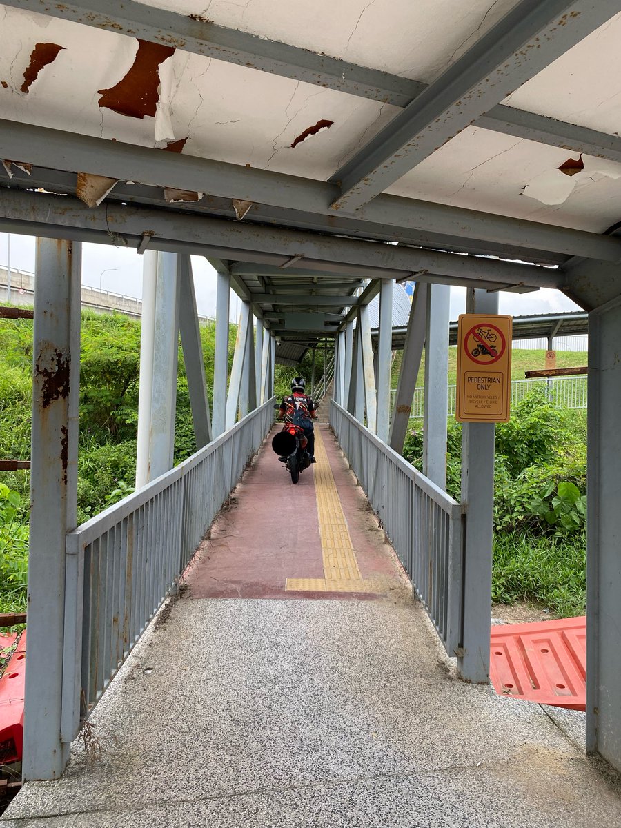 akifmuller96's tweet photo. Minta negara maju, tapi bawak motor atas laluan pejalan kaki sebab malas nak pusing.
Susah sangat ke nak ikut undang-undang kecil macam ni? 

Macam mana Malaysia nak maju kalau mentaliti masih kat takuk lama😷? https://t.co/LB0S1ttLzh
