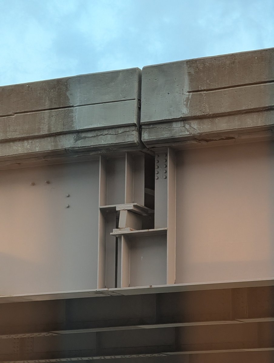 kevindavidcosma's tweet photo. Bridge in St. Louis 🤔 https://t.co/RFSCgTvuDa