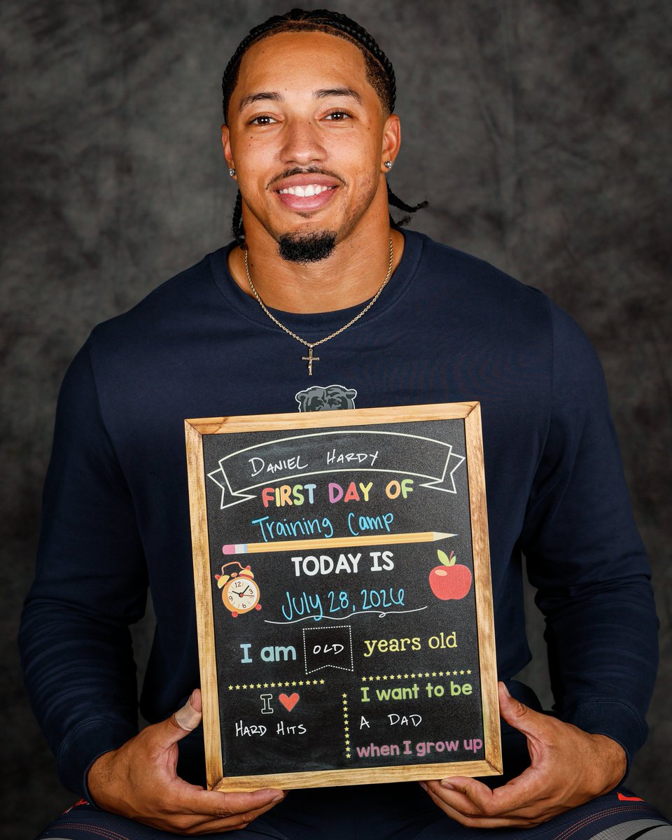 ChicagoBears's tweet photo. The mandatory first day of camp pics 📸 https://t.co/W3pDM8ixyz