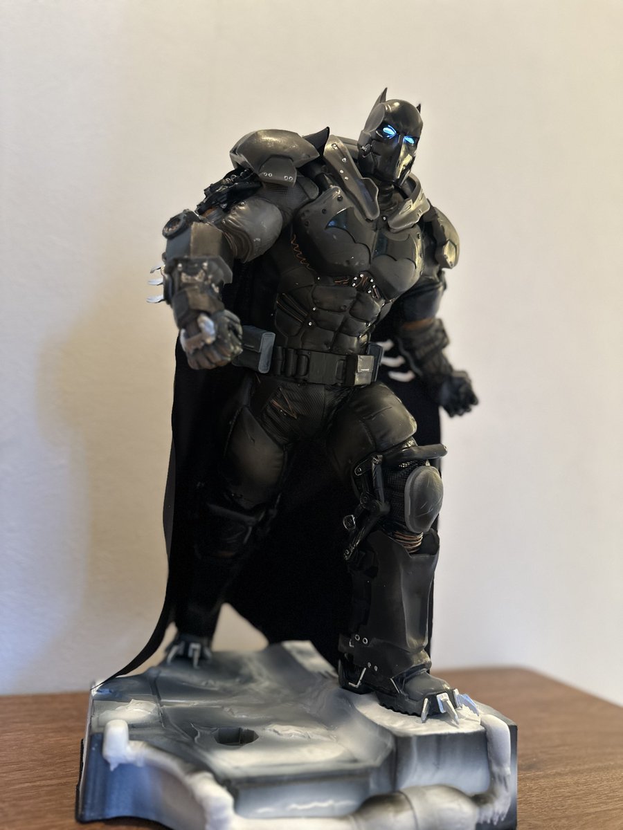 Tem_g1's tweet photo. バットマンのガレキをちょっと改造した。

#アーマード・バットマン大好き
#艶消しと艶出し
#目を少し小さく
#あとは安っぽいマントを何とかしたいなぁ
#写真だと分からんな https://t.co/GH0IcEEvY5