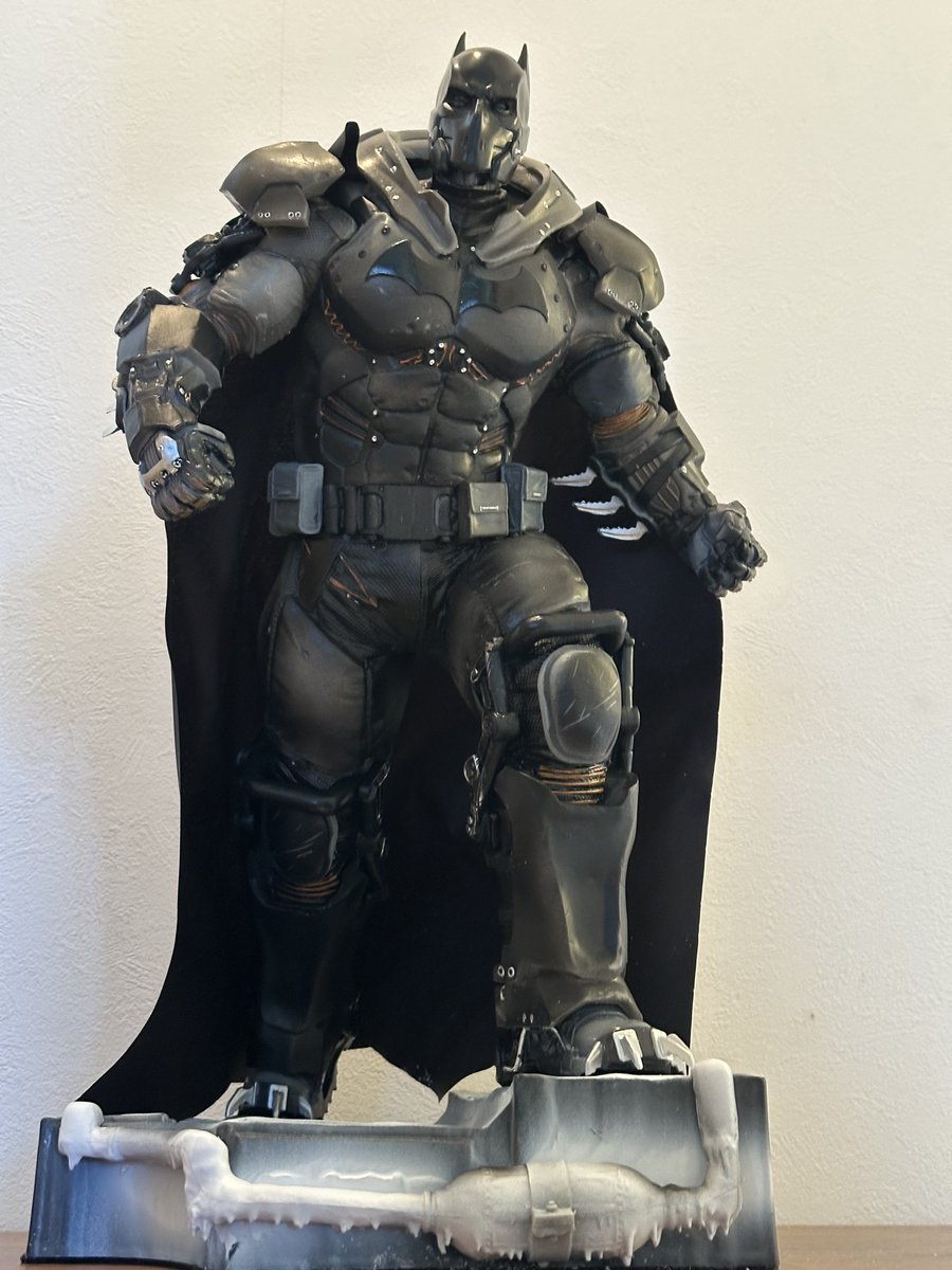 Tem_g1's tweet photo. バットマンのガレキをちょっと改造した。

#アーマード・バットマン大好き
#艶消しと艶出し
#目を少し小さく
#あとは安っぽいマントを何とかしたいなぁ
#写真だと分からんな https://t.co/GH0IcEEvY5