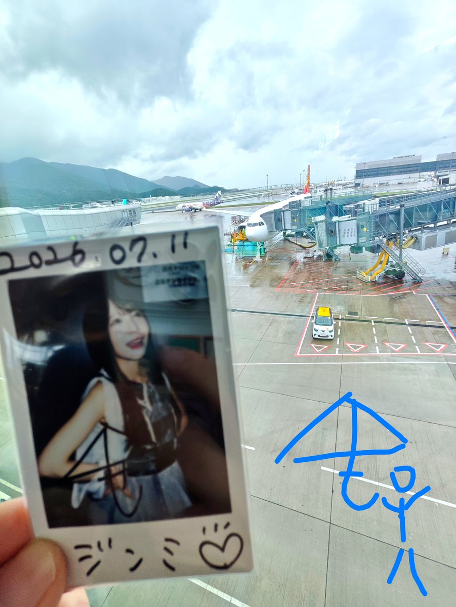 HimitsuNoJimmy's tweet photo. 『飛行の日 乃 雨の日』~ 雨野せり✨💖
せいちゃんのサイン、本当に傘の形に見える！お��げで濡れずに済みました〜
✌🏻🩵☔🌧️
香港の​観光客一名参上！✈️
＃雨野せい #ぜんぶあめのせい 
@Sei_Ameno_ https://t.co/t4pb8Ht5ZN