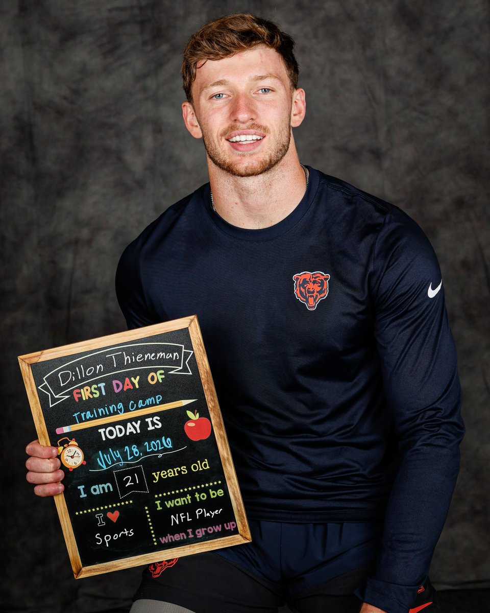 ChicagoBears's tweet photo. The mandatory first day of camp pics 📸 https://t.co/W3pDM8ixyz