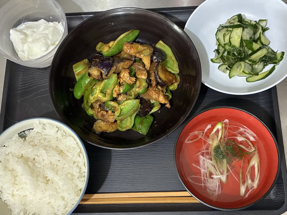 nekopath_12's tweet photo. おはようございます。本日のネコパス昼食は、茄子とピーマンの味噌しぎです。
明日は中華丼の予定です。 https://t.co/nD2OYTbRlf