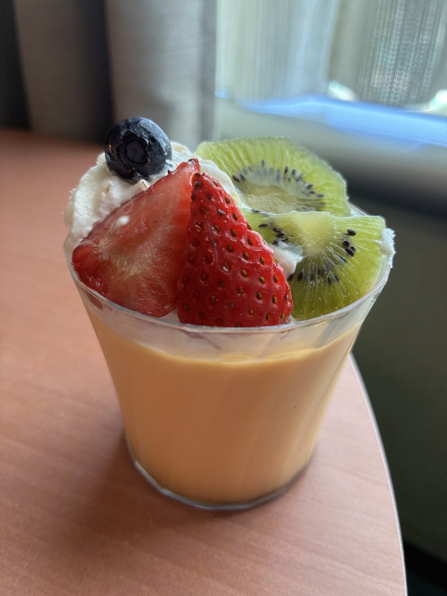 cicocicoo's tweet photo. 朝起きたら
目の周り赤くなって腫れてる。。（しかも両方）何かのアレルギー？
とりあえずプリン食べて落ち着こう。 https://t.co/FvRnkIMVFZ