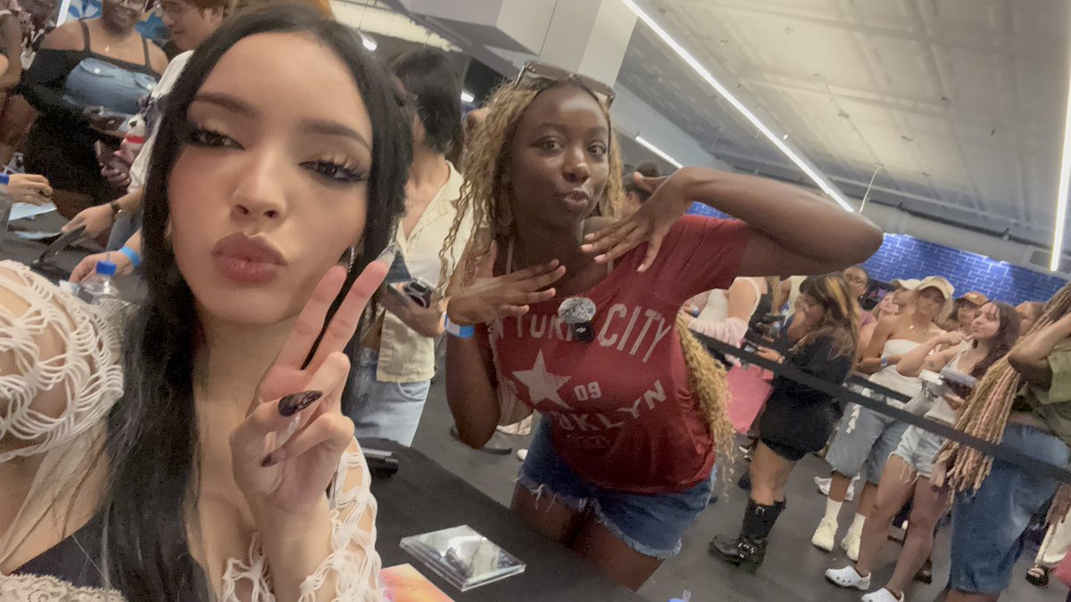 girlsetyf's tweet photo. i’m so grateful n thankful and i wouldn’t ever look up to a better group of woman https://t.co/62MgfxUbOJ