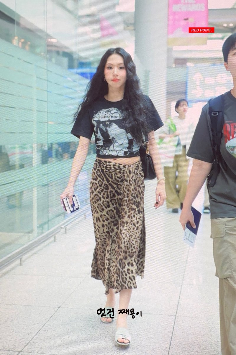 REDPOINT423's tweet photo. 26729 ICN 출국

가요 말레이시아🥹

#채영 #CHAEYOUNG #チェヨン #손채영 #TWICE https://t.co/BSf4pyVWBH