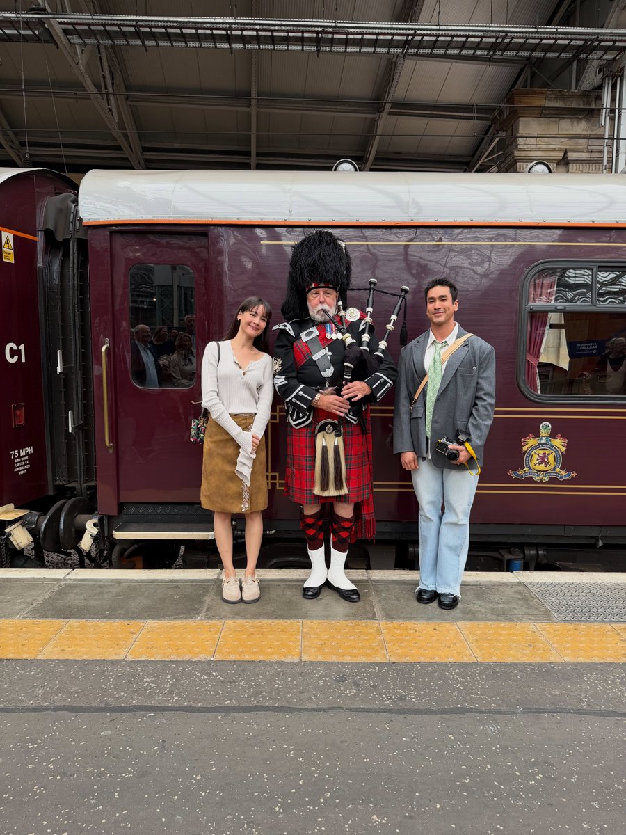 jajarlalah's tweet photo. เส้นทางการฮันนีมูนของ #ณเดชน์ญาญ่า​ คือ Belmond Royal Scotsman เป็นหนึ่งในรถไฟลักชัวรีที่ได้รับการยกย่องว่าหรูที่สุดของสหราชอาณาจักร และติดอันดับรถไฟหรูระดับโลก

ภายในเปรียบเสมือนโรงแรม 5 ดาวเคลื่อนที่ มีห้องสวีทสุดหรู ห้องอาหารไฟน์ไดนิ่ง เลานจ์ชมวิว และ Dior Spa บนรถไฟ โดยทั้งขบวนจะมีผู้โดยสารได้แค่ 36 ท่านเท่านั้น

ราคาทริปเริ่มต้นประมาณ £5,000–£19,000+ ต่อคน (ประมาณ 220,000–850,000 บาทต่อคน) ขึ้นอยู่กับเส้นทางและประเภทห้องพัก 

ขอบคุณ​ข้อมูจากเพจ ลอนดอน ยังไงดี๊?
https://t.co/ZkxcF9NAuM

มีคนไทยที่ทำงานในรถไฟขบวนนี้มาคอนเฟิร์ม​ว่าได้เจอทั้ง2คนด้วย

#nyเขยนอร์เวย์สะใภ้ขอนแก่น