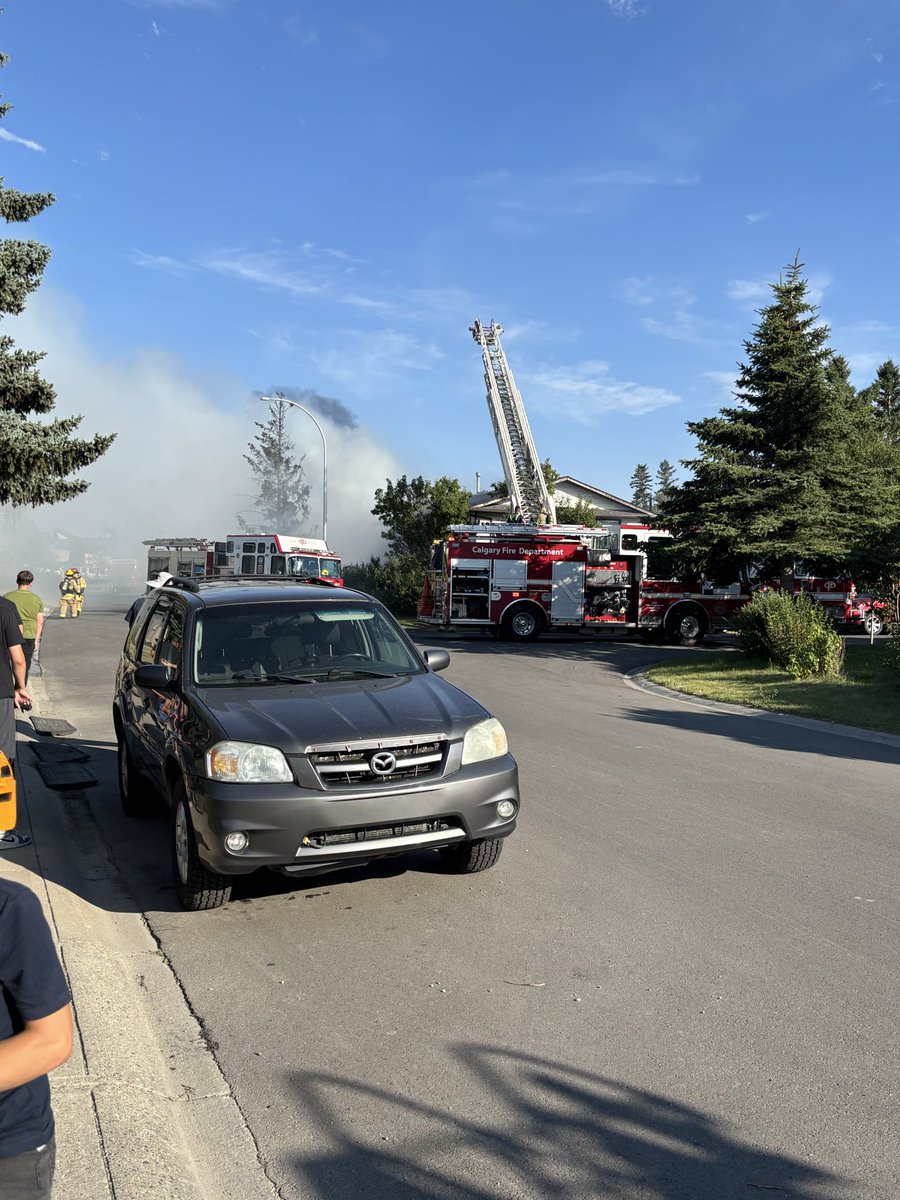C_Ash44's tweet photo. House fire in beddington #yyc https://t.co/mf0lHVpDcu