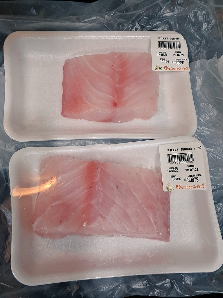 I_jakarta7's tweet photo. ジャカルタで当たりの魚🐟✨

Diamond Supermarket Poins Mall
で発見❗
JENAHA（フエダイ科）

ジャカルタに来てから
美味しい魚探してたけど、これは大当たり👏

少しお酒で臭み抜きをして
アクアパッツァにしたら…最高✨

身はふっくら白身。

次は煮付けにして食べてみます🍚

#ジャカルタ駐在妻 https://t.co/nhh0ZTqUdx