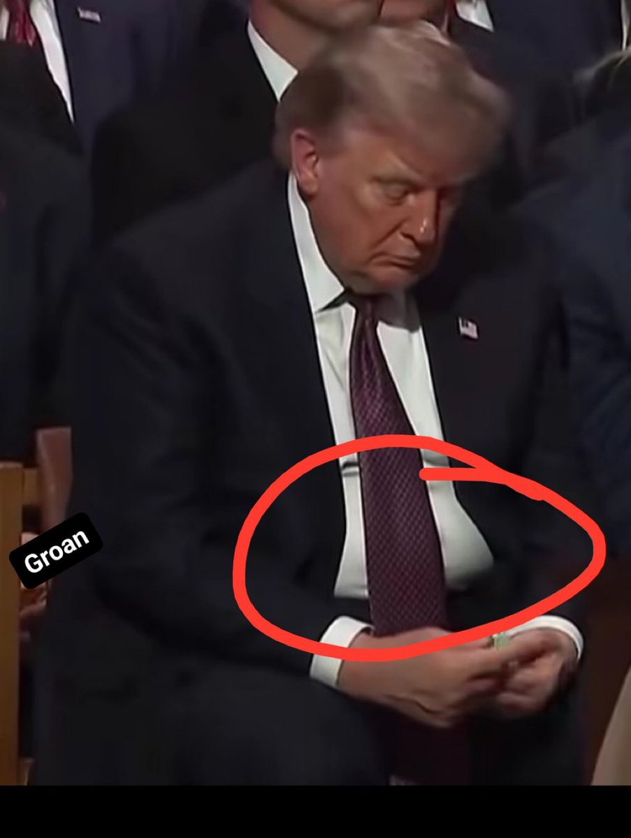 LucasSa56947288's tweet photo. What’s up with Donald Trump’s stomach? https://t.co/mSPuqPfQf9