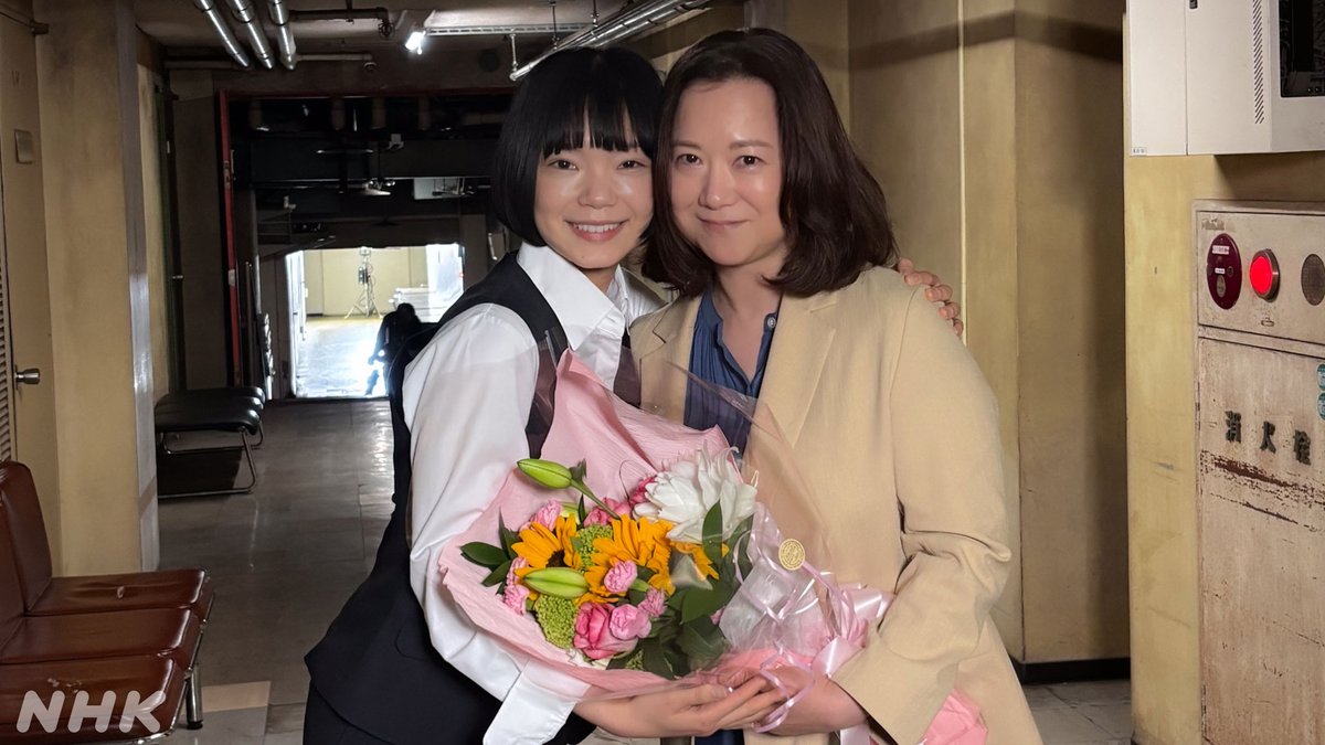nhk_dramas's tweet photo. 🌙#夜ドラ【#ミッドナイトタクシー】🚕

📺最終週はNHK ONEで配信中
https://t.co/ZK3v7dsGc0

＼㊗️クランクアップ集🎉／

#中村蒼 さん
#伊藤万理華 さん
#和久井映見 さん

第7週に登場した #篠原ゆき子 さんもご一緒に📸

#古川琴音
📱初回から見るならNHKオンデマンドで
https://t.co/QSv0PySiMn https://t.co/d3oUaVUthU