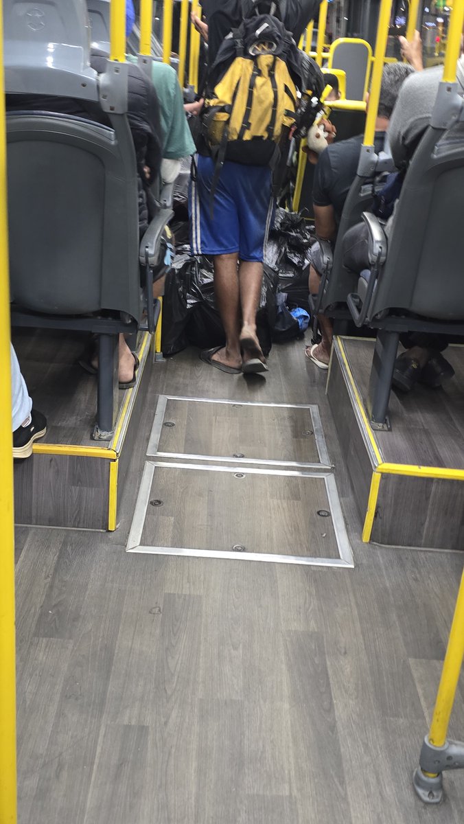 marciomkd's tweet photo. @BRTMobiRio até quando vocês vão permitir isso, estamos cansados depois de um dia de trabalho e ainda precisamos ficar respirando cheiro horrível, passar por cima de sacos para poder descer, absurdo isso, descaso total @OGlobo_Rio @record_rio @BandRio @bandnewsfmrio https://t.co/wyUFyY0CGA