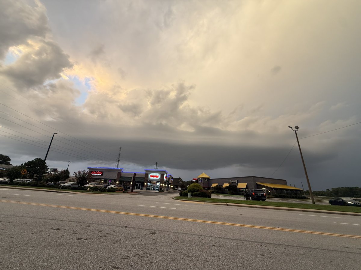 Keely1Connor's tweet photo. What an absolute mothership this evening! Haven’t seen anything like this in Greenville in a minute! #scwx https://t.co/zj3ZnuNfYM
