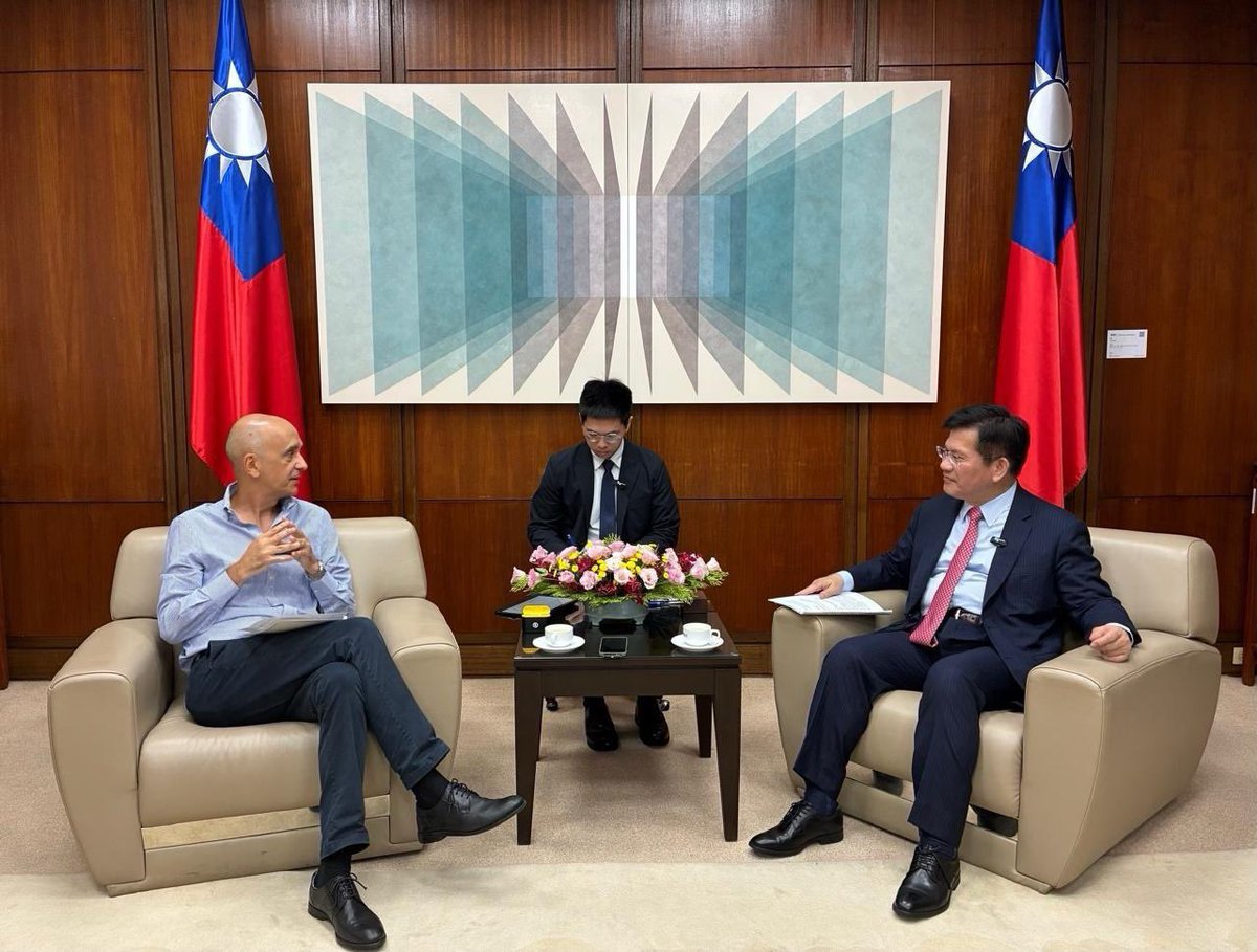 MOFA_Taiwan's tweet photo. Speaking with @sole24ore, Minister @chia_lung outlined how #Taiwan🇹🇼 is leveraging semiconductors &amp; AI to safeguard democracy, deepen cooperation with Europe, strengthen resilient supply chains, &amp; contribute to peace &amp; stability amid growing coercion in the #IndoPacific. https://t.co/mphFvU9NnY