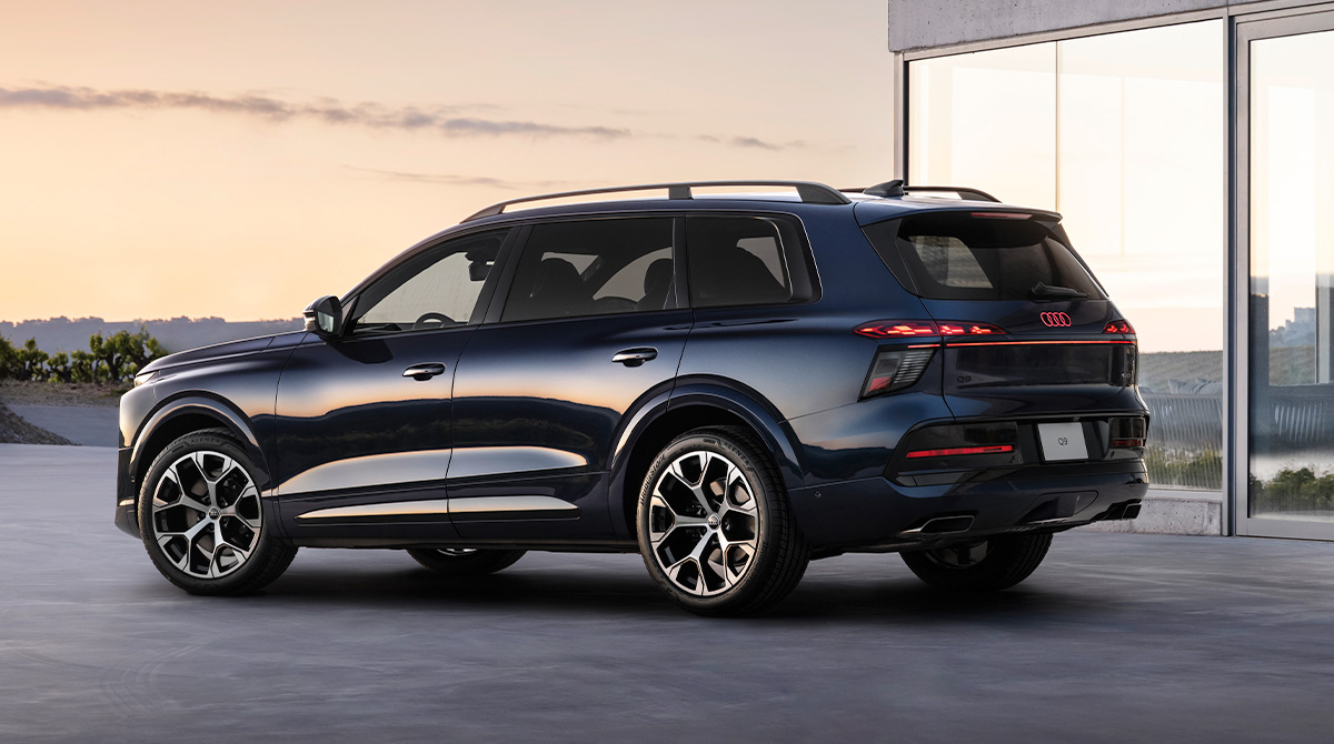 carwowuk's tweet photo. REVEALED: New Audi Q9 and SQ9!

Say hello to Audi's longest, widest and tallest car yet - the all-new Q9 & SQ9!

🔥 4-litre twin-turbo V8!
🔥 590hp & 800Nm!
🔥 23" wheels!
🔥 Real exhausts!
🔥 6 & 7 seat options available!
🔥 £100,000+ for the Q9!

Rate the design in the comments! 👇