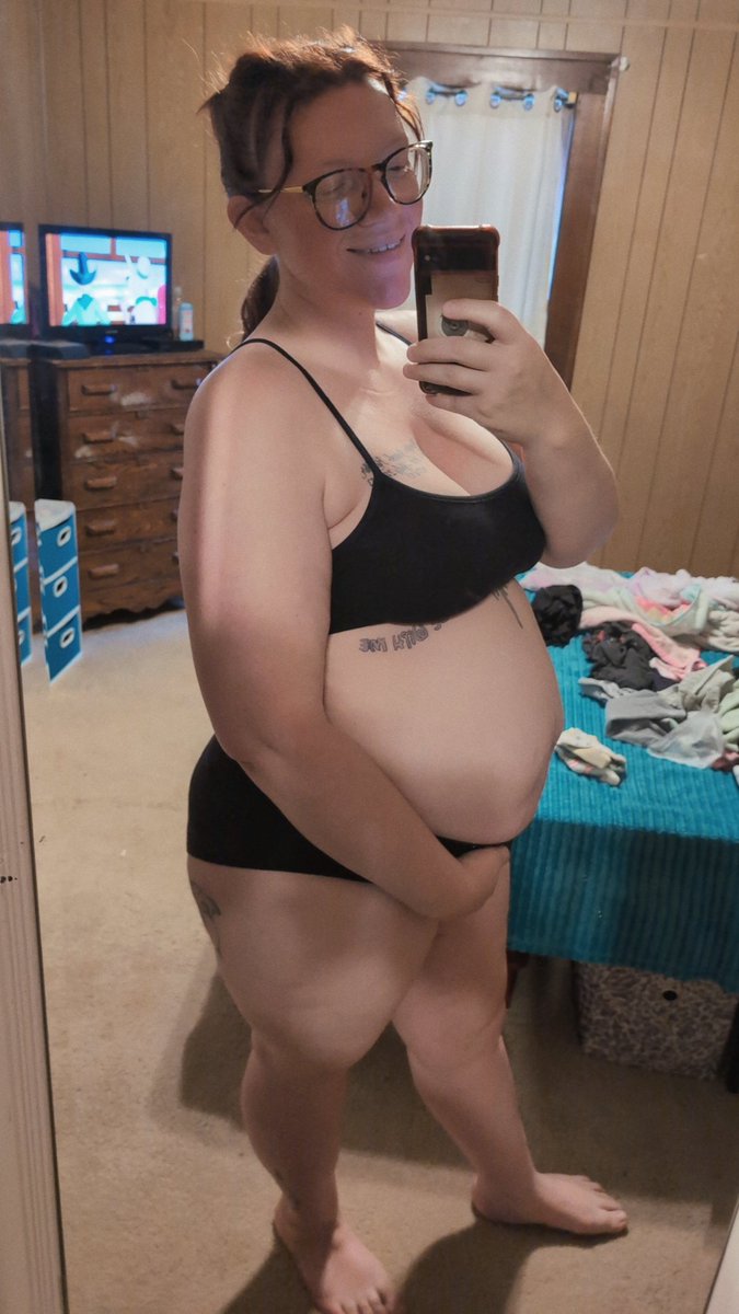 sarahkieffer5's tweet photo. Morning bumpdate.. ignore the laundry I was folding and putting away in the background
#preggo #25weeks #pregnantbelly https://t.co/Bj7y4gGObW