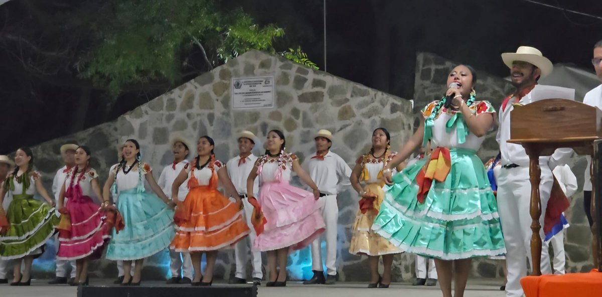 JulioCsarAudelo's tweet photo. ¡Nuestra historia se baila!

La Delegación de San Pedro Ixtlahuaca participo en la Guelaguetza 2026 de Ocotlán de Morelos, representando el patrimonio cultural que da identidad a nuestro municipio. https://t.co/MlCKDuvPoC