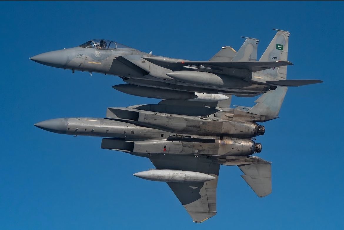rashd_jm's tweet photo. أبطال القوات المسلحة السعودية يسطرون أعظم ملاحم الدفاع عن الوطن بكل شجاعة 🇸🇦🔥
عيون ساهرة وقلوب ثابتة تحمي الأرض والمقدسات
#السعوديه_خط_احمر #انتهى https://t.co/BaVepezgLq