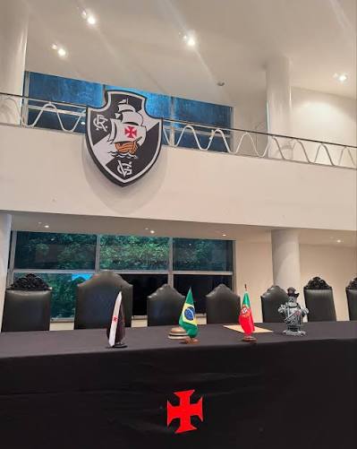 jgvasconoticias's tweet photo. 🚨SENSACIONAL: Conselheira do Vasco, Claudete, SOLTA O VERBO contra os demais que só atrasam o clube, veja:

eu só acho que cabe a este Conselho também lutar e querer o bem do Vasco. Querer o Vasco gigante que ele sempre foi. Nós estamos há décadas com verdadeiras âncoras que, me parece, não querem isso. Âncoras pesadíssimas que não deixam isso acontecer.

Então, eu acho que a gente tem que se dar menos importância, sabe? Nós somos conselheiros, sim, mas quem está com o poder da caneta é quem tem que resolver todos os problemas diariamente, as dificuldades diárias que se impõem, que têm que ser resolvidas e para as quais é preciso dar solução. 

Quantos aqui ajudam dessa forma?

Eu vou a todos os jogos e não vejo essas pessoas nem nos jogos. Nem nos jogos essas pessoas vão. Eu vejo, eu observo isso.

Então, eu acho que a gente tem, sim, que fiscalizar. Temos o poder de fiscalização, mas também temos que contribuir. Contribuir para esse Vasco gigante que ele merece e deve ser.

A gente tem que pensar e entender o que nós somos. Quem é grande é o Vasco. Nós não somos nada. A torcida e os sócios que não estão nessa bolha aqui sabem exatamente quem realmente quer o bem do Vasco e quem são as âncoras.

Palavras da Conselheira Claudete via reunião da Sessão Ordinária do Conselho Deliberativo

Mandou super bem!

#Vasco #VascoDaGama #VascoSAF