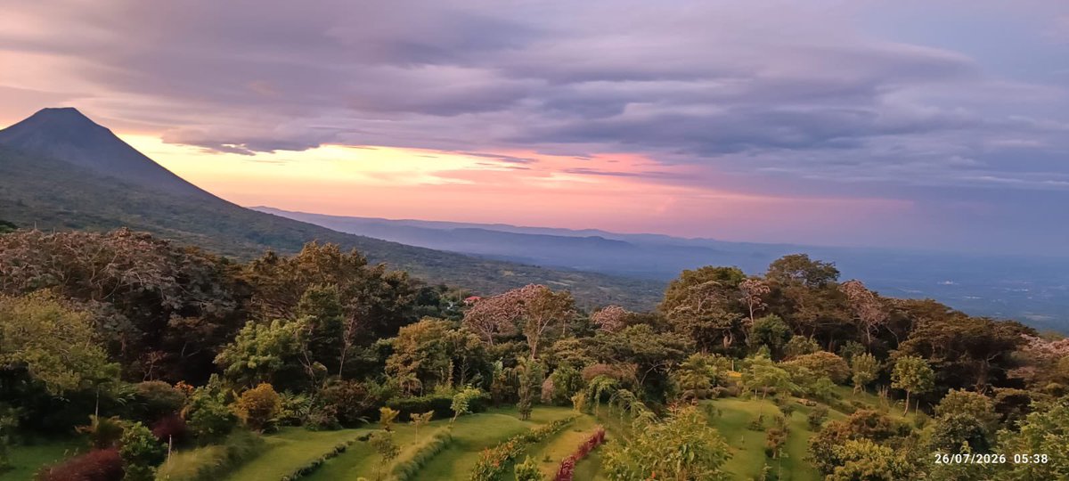 MURPHSLIFE's tweet photo. Sunrise from paradise 🇸🇻 https://t.co/42CFbh0LY6