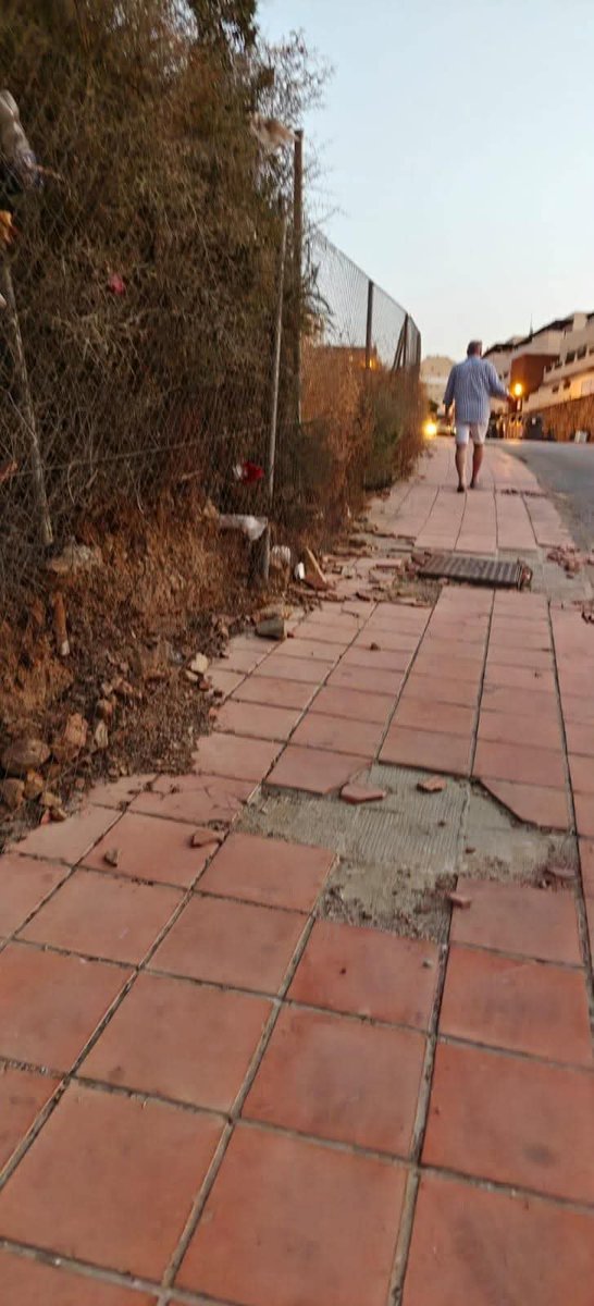 ajmarinberjas's tweet photo. 2/3 🧹 El abandono es tal que los propios vecinos tuvieron que organizarse de forma voluntaria para limpiar los bordes de la carretera y los accesos peatonales el pasado sábado.¡Los vecinos pagan sus impuestos y merecen servicios de calidad, no trabajar gratis!. https://t.co/1mGdsNOfQk