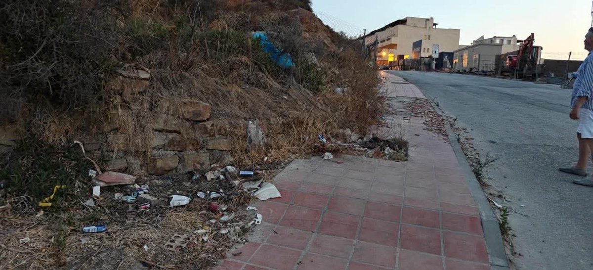 ajmarinberjas's tweet photo. 2/3 🧹 El abandono es tal que los propios vecinos tuvieron que organizarse de forma voluntaria para limpiar los bordes de la carretera y los accesos peatonales el pasado sábado.¡Los vecinos pagan sus impuestos y merecen servicios de calidad, no trabajar gratis!. https://t.co/1mGdsNOfQk