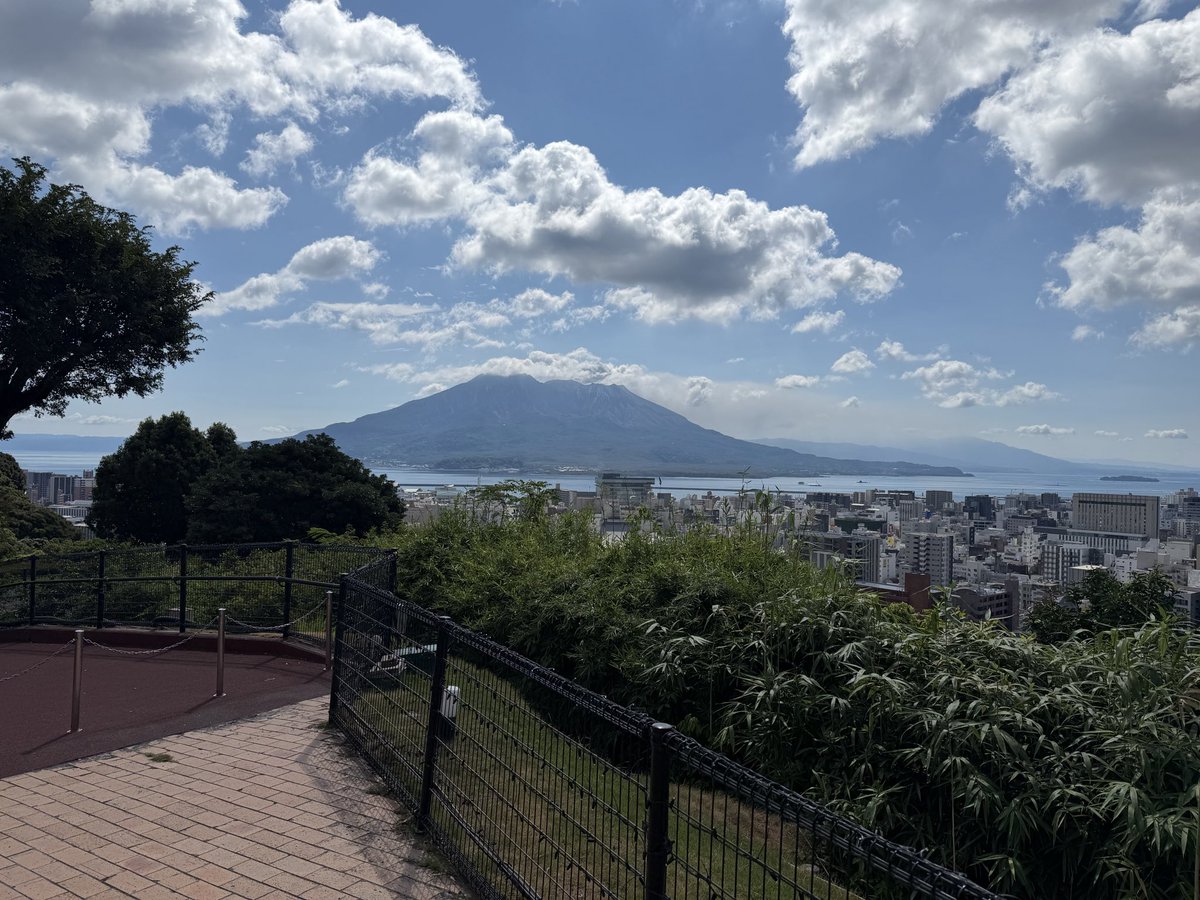 time_works's tweet photo. 昨夜は家から2kmちょいの城山ホテルに泊まった。
結論めちゃくちゃ満足。たかが500mくらい離れた駐車場にまで車で送迎してくれるし、桜島ビューの風呂も鹿児島市街の夜景も素晴らしかったし、朝食が五本の指入るくらい美味しかった。
非日常を味わえました。 https://t.co/jAewZUE0GT