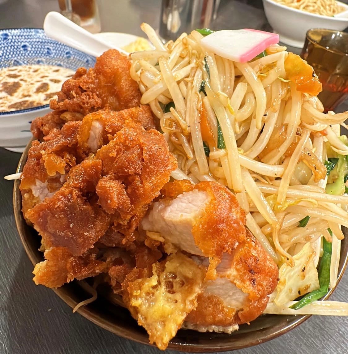 Fukushima_yu_'s tweet photo. 福島県郡山市鳴神に2024年5月にオープンした人気濃厚タンメン店「極濃湯麺フタツメ 郡山鳴神店」の排骨もりたんめんが旨すぎる件✨

群馬・高崎発祥のチェーンで、濃厚な豚骨と鶏ガラのスープに自家製手揉み麺、たっぷりの炒め野菜を組み合わせたガッツリ系タンメンが自慢のお店。
野菜のシャキシャキ感とクリーミーなスープのバランスを大切にしています🍜

今回食べた「排骨もりたんめん」はつけ麺スタイル。山盛りの炒め野菜（キャベツ・もやし・ニラ・にんじん・玉ねぎなど）にカリッと揚がった排骨（パイコー）がドドンと乗り、濃厚なつけ汁に絡めて食べるボリューム満点の一杯🍜

野菜マシにすれば約900g級の迫力になり、ほのかなカレー風味の排骨とモチモチ麺の相性が抜群でクセになる逸品です🤤

濃厚タンメンや辛いタンメン、トマト・カレー・味噌バージョンなど、ガッツリ系ながら野菜たっぷりで満足感の高いメニューが揃います！

清潔感のある店内はカウンター・テーブル席があり、接客も丁寧で居心地抜群。人気店で行列になることもありますが、一人から家族連れまで幅広く愛されています！

専用駐車場あり。定休日は水曜日、営業は月・火・木〜日の11:30〜15:00（L.O.14:30）／17:00〜22:00（L.O.21:30）なので、最新情報をチェックしつつお腹も心も満たしに行く価値ありです🔥