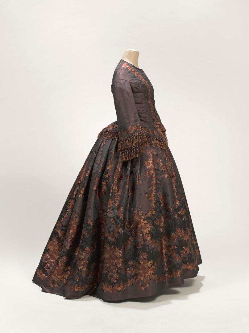 plummie9's tweet photo. French

Beautiful Afternoon Dres, c. 1855

Silk façonné (a type of silk that features a raised pattern or design, created through a special weaving technique) 
with motifs of hydrangeas, roses, chrysanthemums, daisies &amp; volubilis.

@PalaisGalliera 
#FashionHistory https://t.co/XpSs2cfcTi
